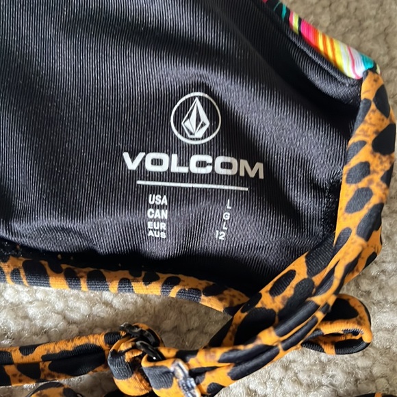 Large Volcom Bikini - Picture 3 of 3